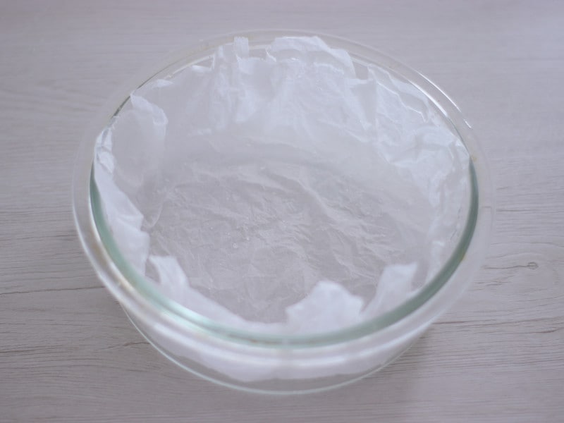 STEP2「型を準備」敷き紙をクシュッとさせるのがポイント。