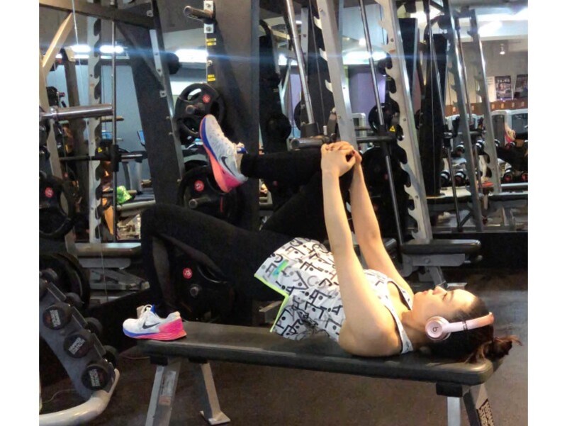 お尻をグッと持ち上げます。