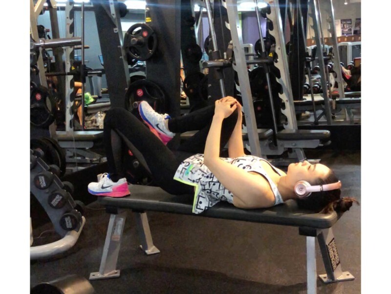 お尻は床につかないまま再度持ち上げます。