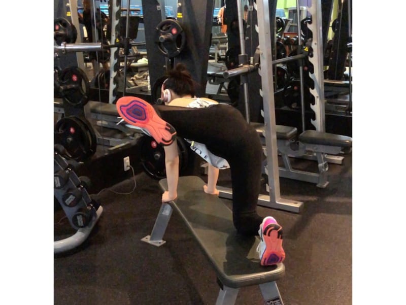 片足を真横に開き持ち上げます。