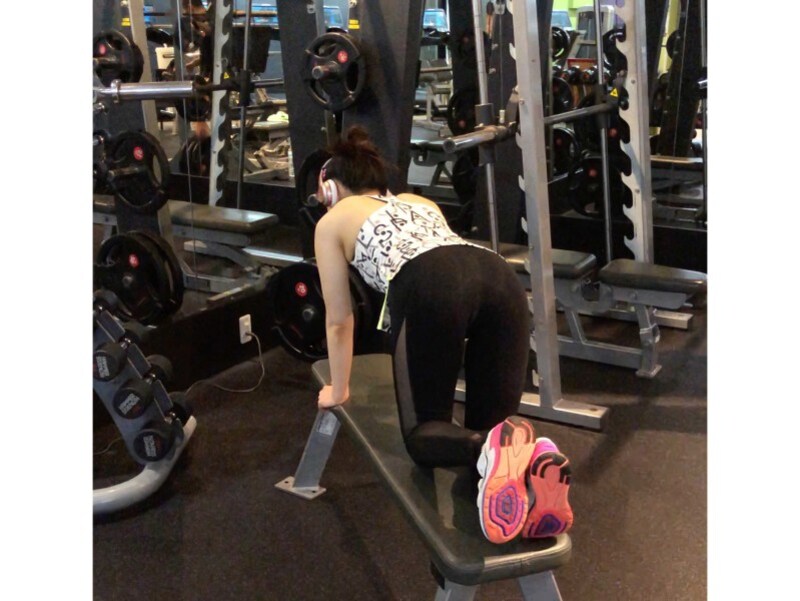 元の位置に戻したら再び足を横に持ち上げます。