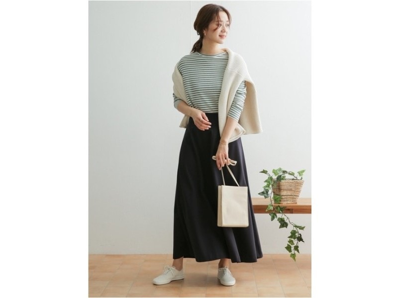 ボーダー＆スニーカーだって大人っぽく着こなせます　出典：WEAR