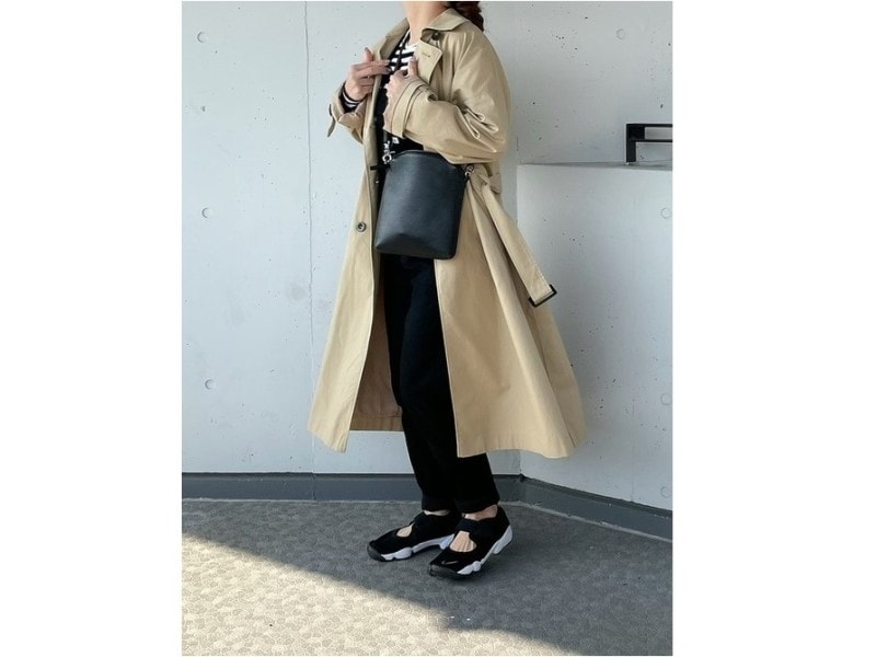 春は重たくなりがちな黒スニーカーもデザインの選び方次第　出典：WEAR