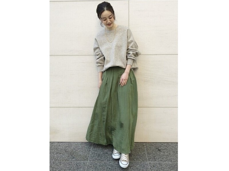 トップスとスニーカーをグレー系で揃えて統一感を出して　出典：WEAR