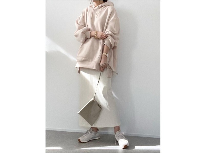 子供っぽくなりそうなパーカ＆スニーカーはワントーンでまとめるのがコツ　出典：WEAR