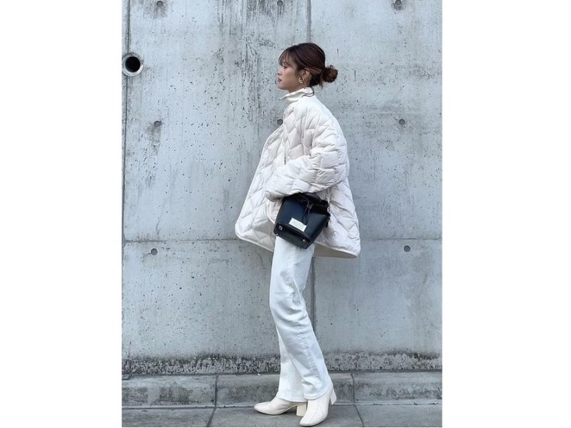 ユニクロの白アウター＆白デニムでカジュアルコーデをランクアップ　出典：WEAR