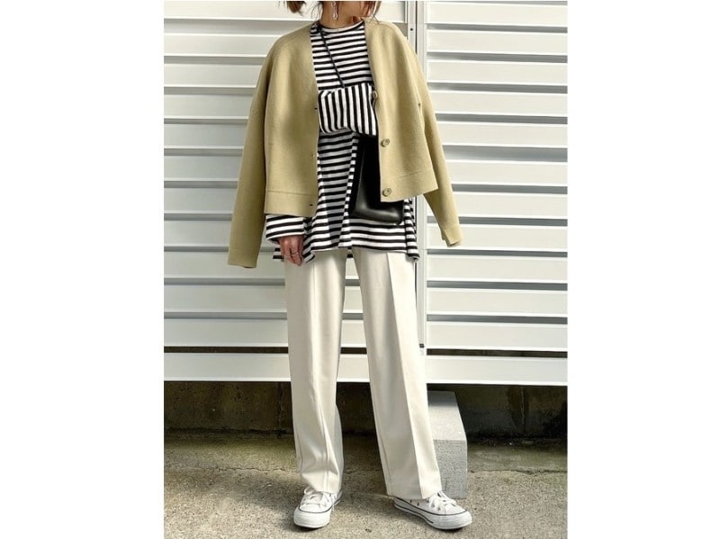 裾のリブ無しであえて引き締めない形が今っぽいトレンドカーデ　出典：WEAR