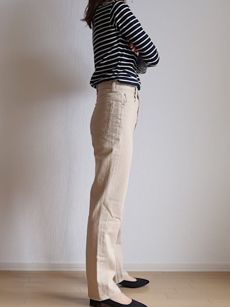 まっすぐ落ちるストレートシルエットが大人向け