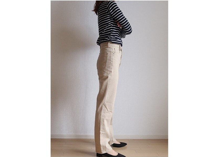 まっすぐ落ちるストレートシルエットが大人向け