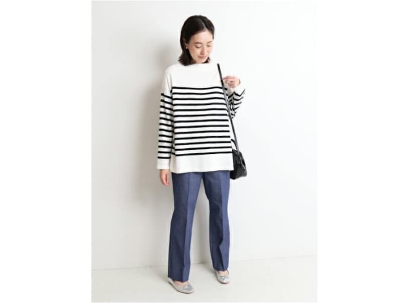 【OKコーデ】ニット＆パンツのコーデでも、色合いを調整するだけで春を意識した雰囲気に　出典：WEAR