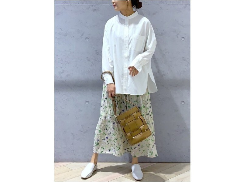 バンドカラーで定番の白シャツを更新！　出典：WEAR