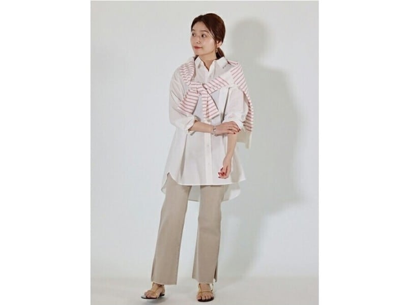 定番の白シャツコーデをトレンドのベージュデニムでアップデート　出典：WEAR