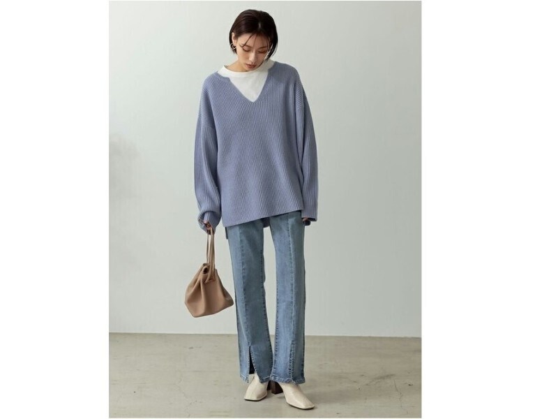 ゆったりとしたトップスは、首元に「白」を効かせると清潔感がアップ　出典：WEAR
