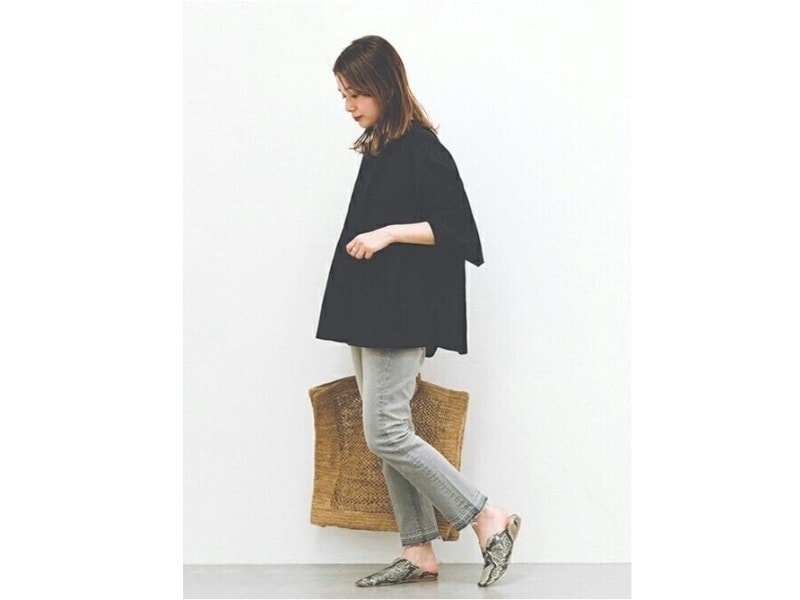 上質なブラウスを合わせて、大人の鉄板おしゃれデニムコーデに　出典：WEAR