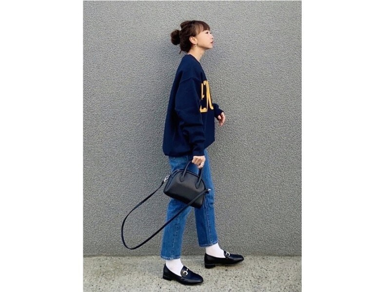 カジュアルなトップス＆デニムのコーデは小物選びが肝心です　出典：WEAR