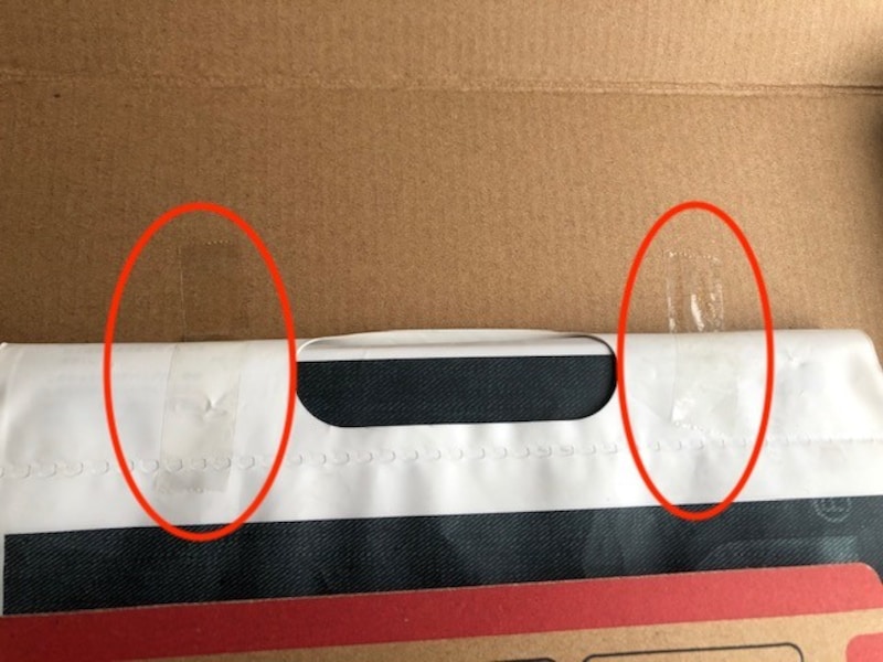 テープなどで中身を固定する