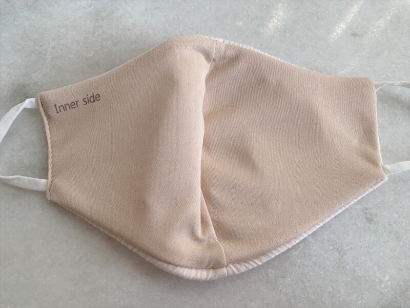 内側がベージュになっているのでファンデが付いても目立ちにくいです