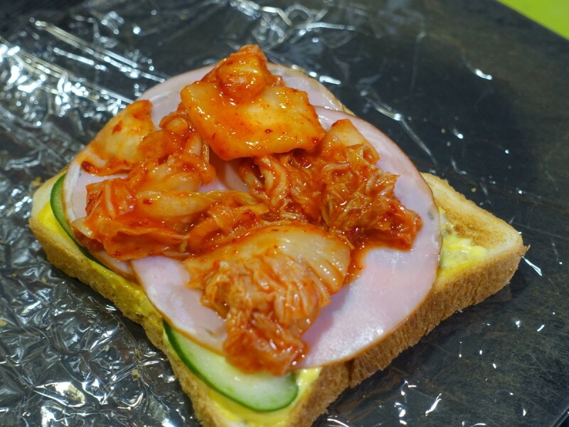 お弁当にする場合はキムチは水気がなくなるまでよく絞ってください。