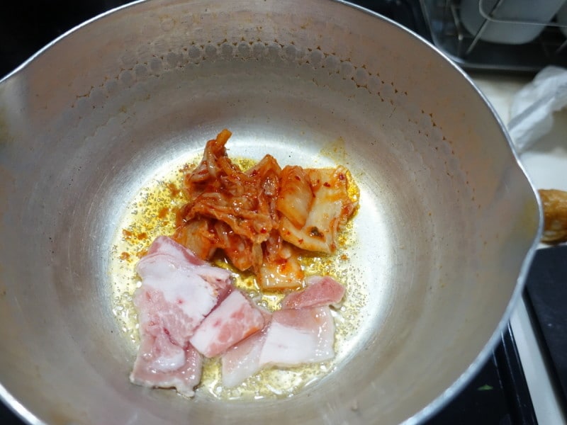 炒めたら、お湯か水を注ぎます。