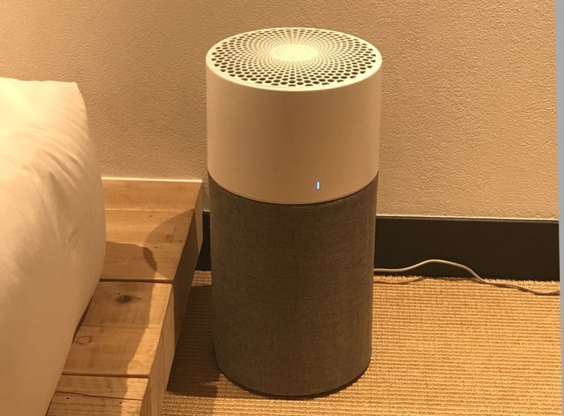 円柱形のコンパクトなデザインで軽く、持ち運びも楽々。シックなデザインが素敵です