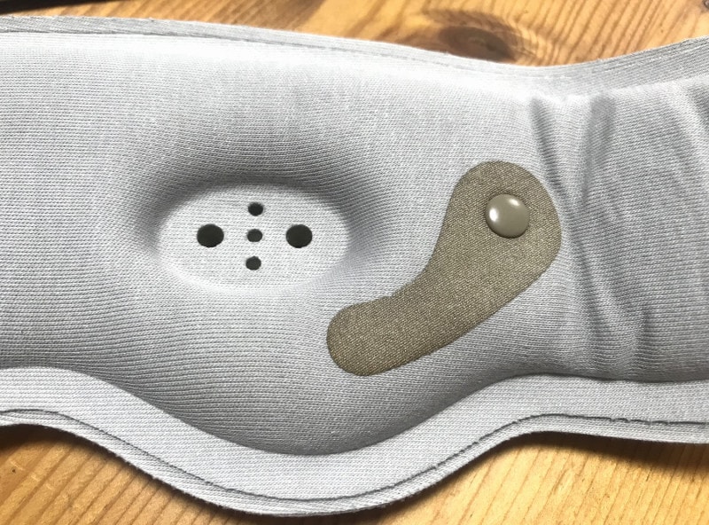 「ルルド おやすみめめホット&EMS」には目の周りの眼輪筋と側頭筋にアプローチできるように特殊な繊維素材を使った電極がついています
