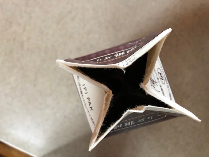 牛乳パックを開けるときのように、両サイドを引っ張る