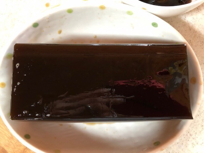 パックからゼリーを出す