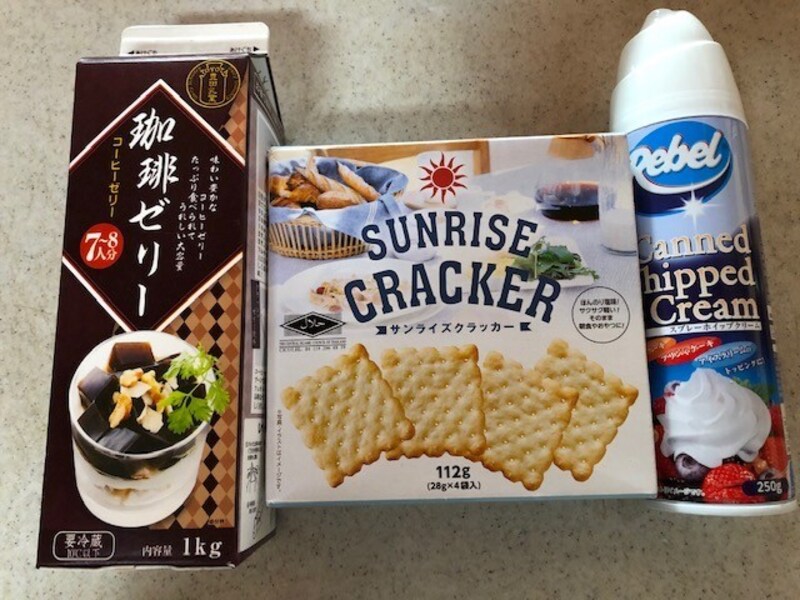 コーヒーゼリー、クラッカー、ホイップクリーム