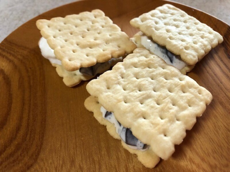 クラッカーで挟む