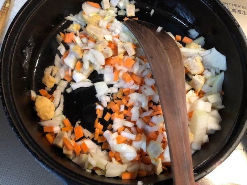 野菜とナゲットを炒める