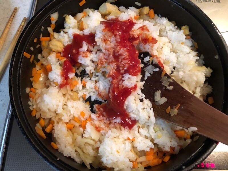 ご飯を炒めたあとで、ケチャップをいれる