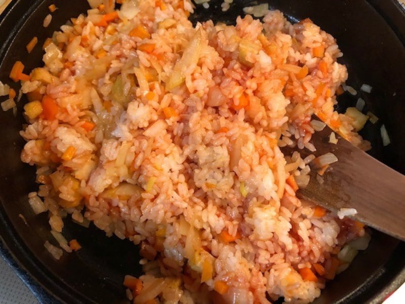 ケチャップをご飯に絡める