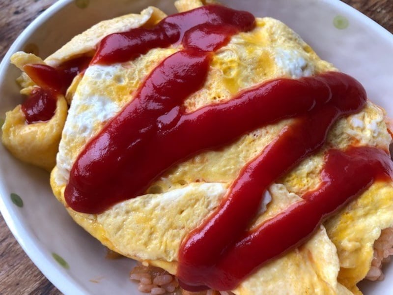 お皿に盛り付けて、ケチャップをかけて完成