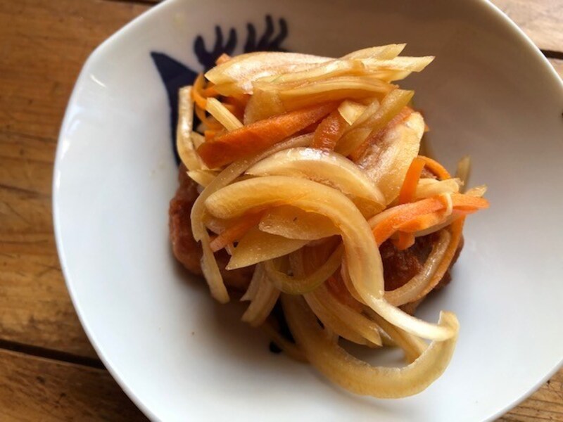 唐揚げに甘酢だれをかける