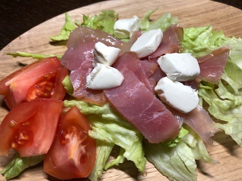 生ハムを使ったサラダにトッピング