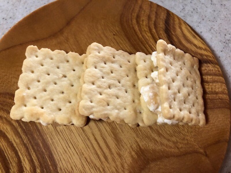 クリームチーズにジャムを混ぜて、クラッカーでサンド