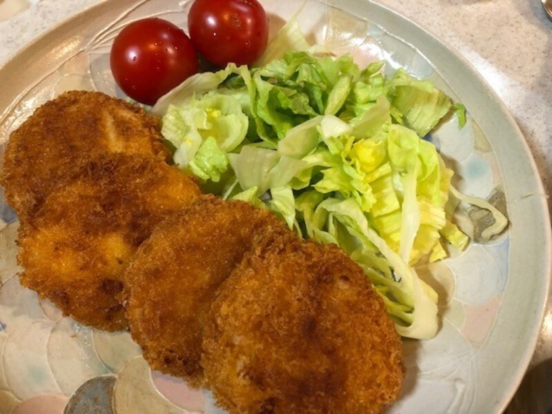 揚げたてのコロッケ。シンプルにいただくのも美味しい