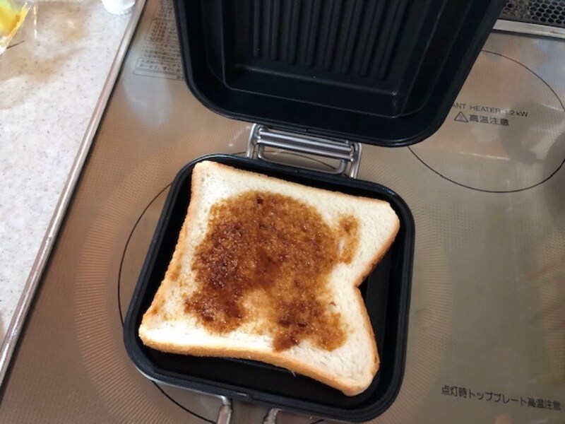 食パンにソースをつける