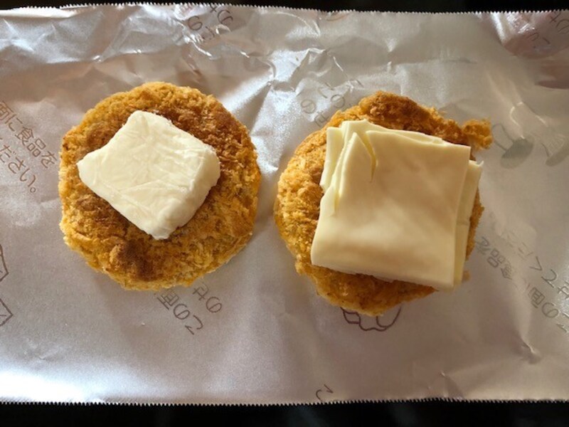 コロッケにクリームチーズとスライスチーズを乗せて、オーブンで5分程度焼く