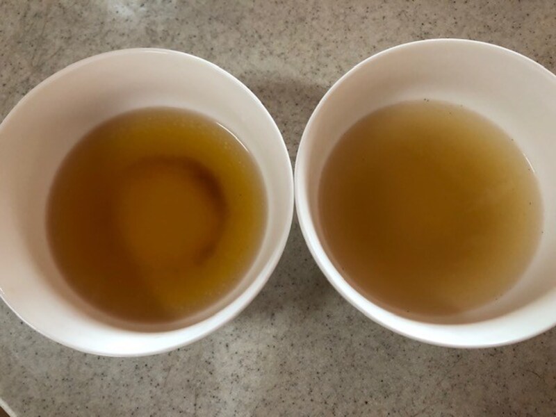 お湯を注いだだけの状態。左が味の素のコンソメ。右が業務スーパーのコンソメ