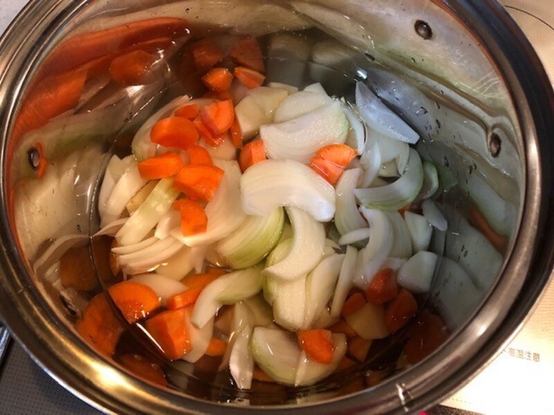 野菜をカットして鍋にいれる