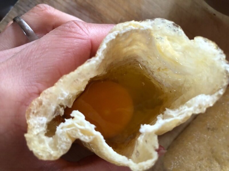 油揚げの中に卵をいれる