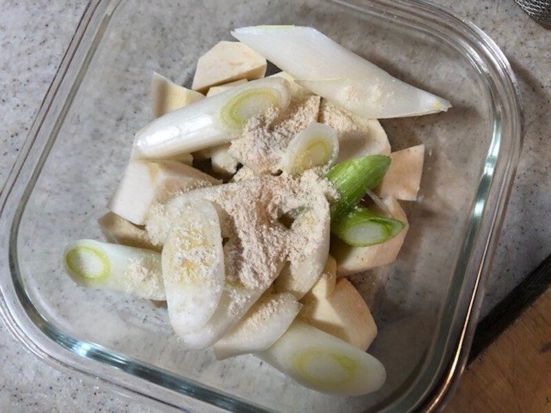 里芋とねぎにコンソメをまぶす