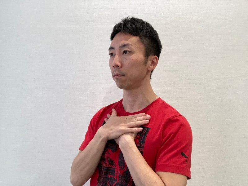 1. 鎖骨を両手で押さえる。