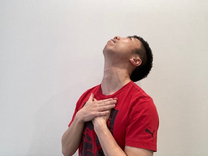 2. 口を結んだまま上を向く。