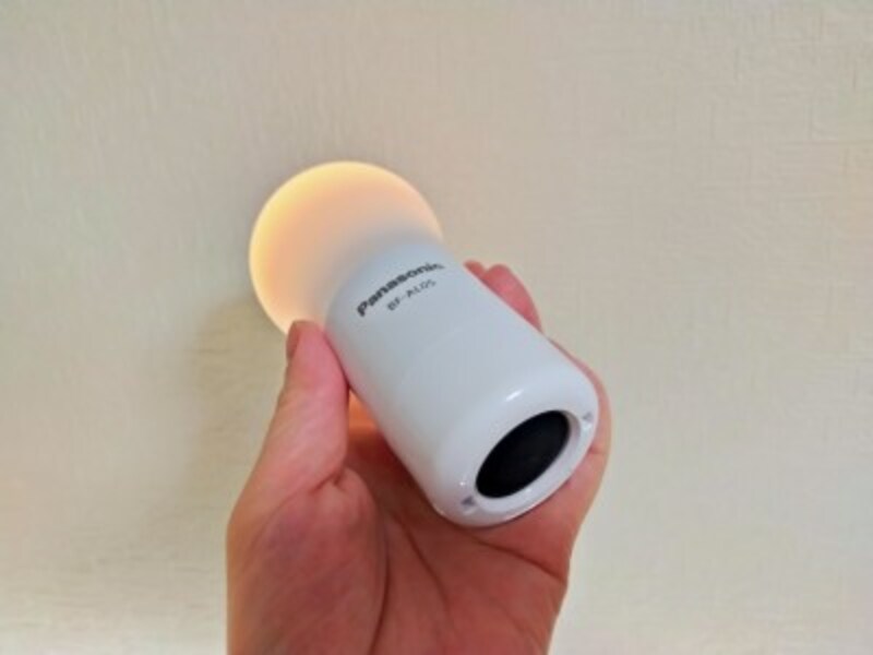 本体底の黒いラバーの部分がスイッチになっている
