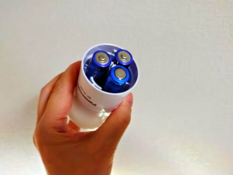単3の乾電池を3本入れて使用する
