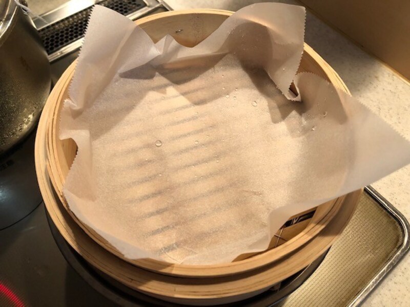 せいろに濡らしたクッキングシートをしく