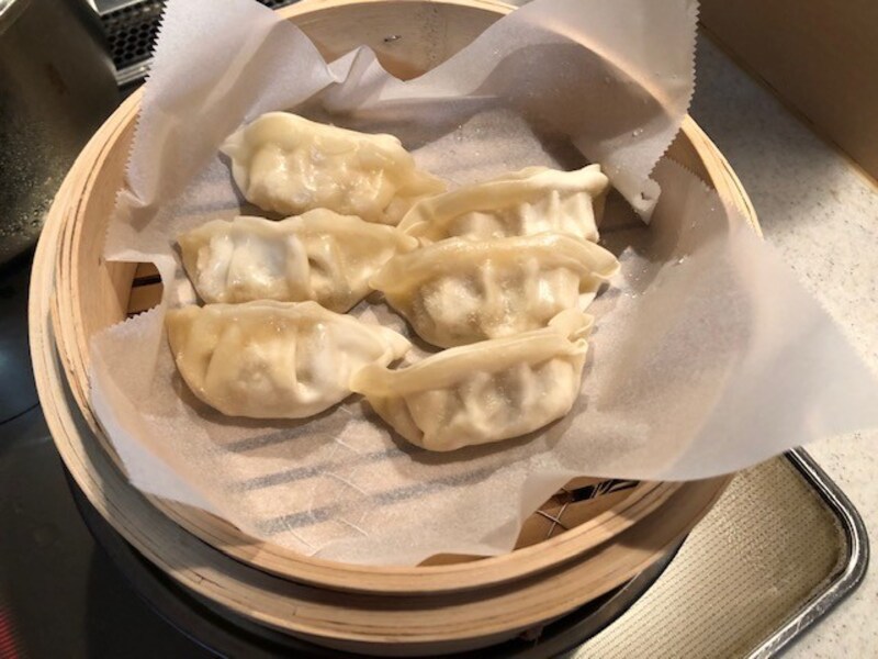 餃子を冷凍のまませいろにおく