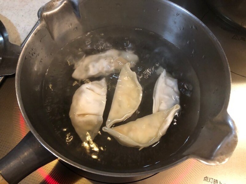 たっぷりのお湯に餃子を投入